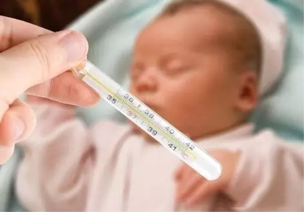 别给孩子捂得太严实，小心“蒙被综合症”